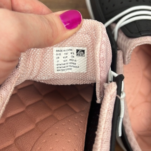 Reef water coast women’s size 11 black and pink perforated  water shoes - Picture 7 of 8